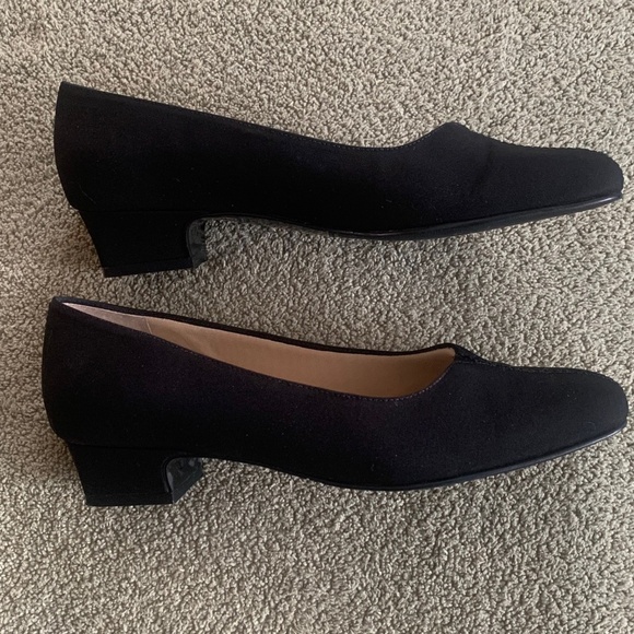 Trotters Doris Black Micro Slip On 1 1/4” Heel Shoes Womens Size 8M in Box MINT! - Picture 4 of 9